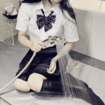 制服着衣のままで泡まみれのシャワールームと水中で魅力的にゆらめくスカート